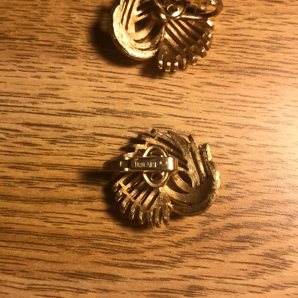 Vintage Trifari gold tone earrings - Picture 4 of 4